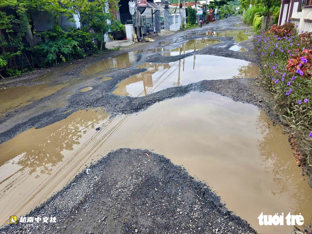 越南ĐT649公路通石盤灘名勝路段雨後變“坑洞陷阱”,誰之責?