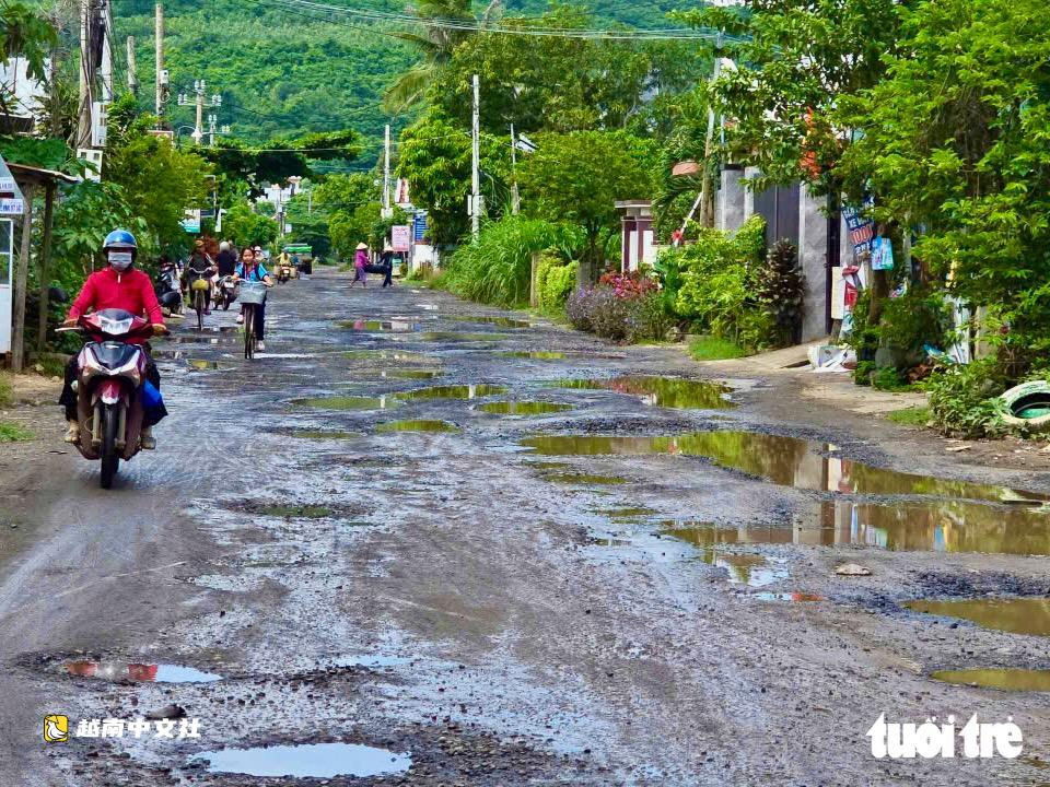 越南ĐT649公路通石盤灘名勝路段雨後變“坑洞陷阱”,誰之責?
