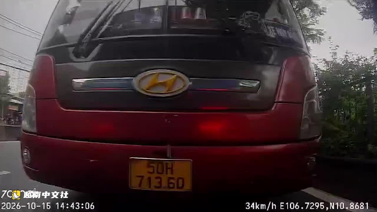 越南胡志明市:載20名乘客客車連環撞上4輛汽車