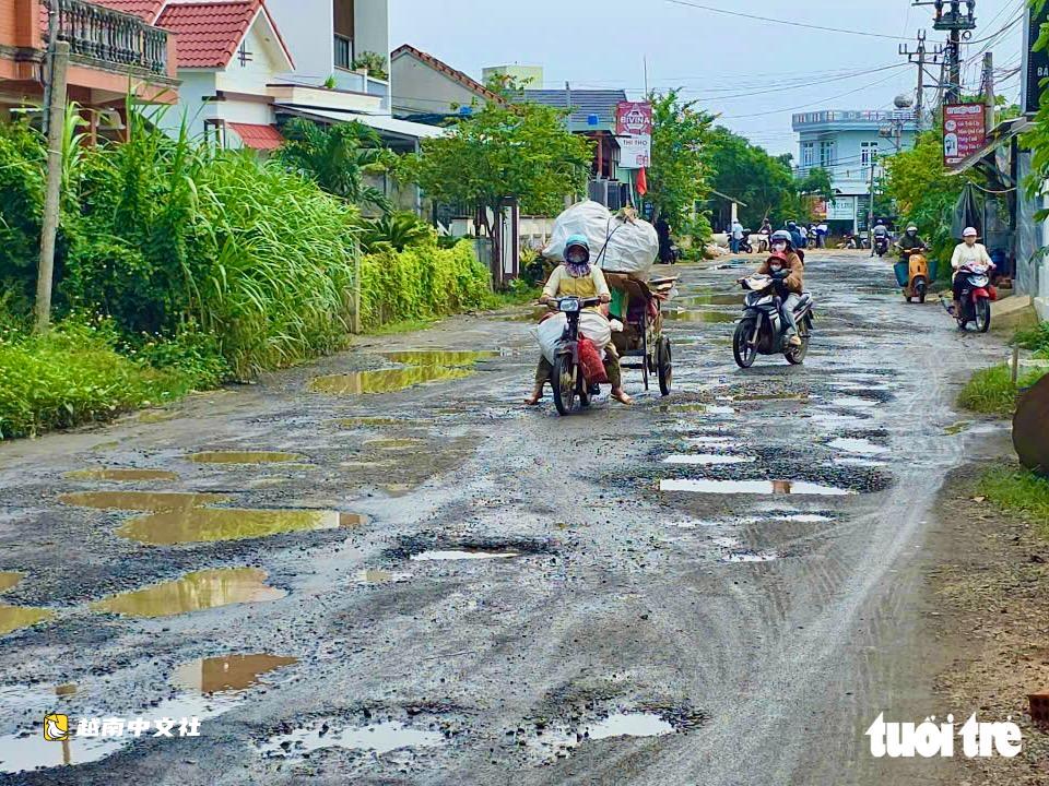 越南ĐT649公路通石盤灘名勝路段雨後變“坑洞陷阱”,誰之責?