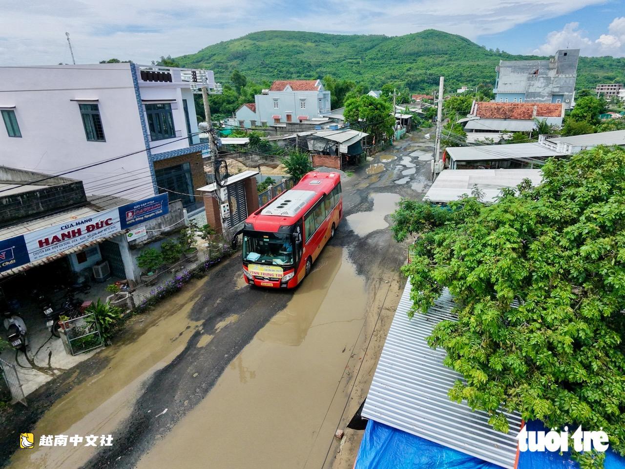 越南ĐT649公路通石盤灘名勝路段雨後變“坑洞陷阱”,誰之責?