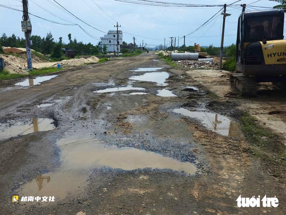 越南ĐT649公路通石盤灘名勝路段雨後變“坑洞陷阱”,誰之責?
