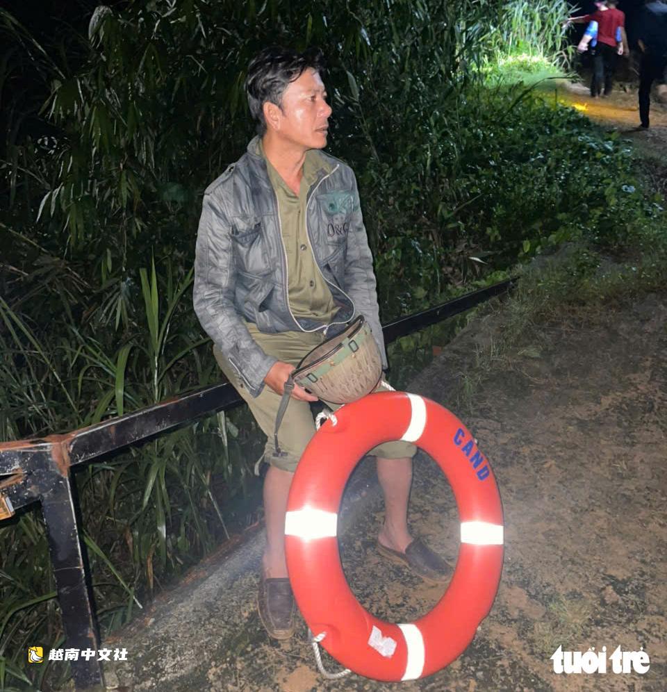 越南林同省搜尋被洪水沖走的女子