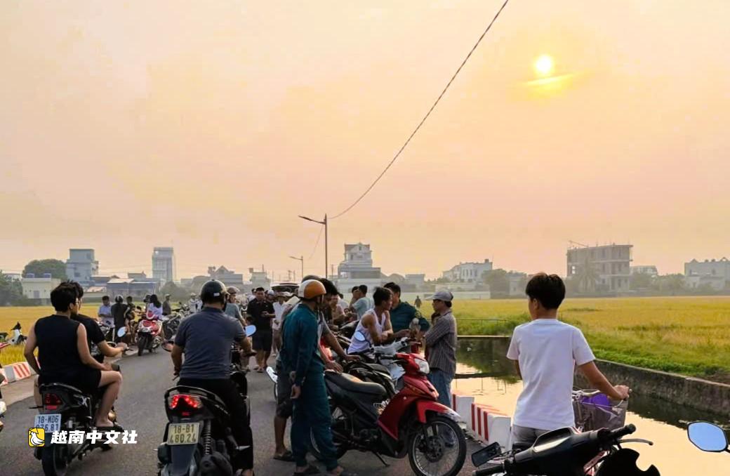 越南寧平省追授獎狀給捨身救起兩名墜渠兒童的男子
