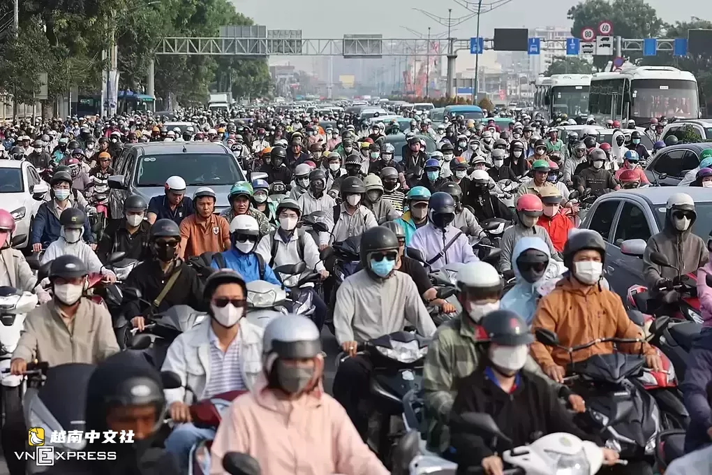 胡志明市在長征路啟用“潮汐車道”以緩解擁堵