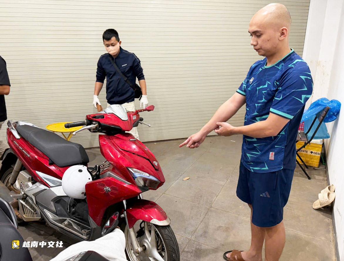 越南一男子偷走朋友價值14億越南盾的勞力士手錶,還與朋友一起查看攝像頭找賊