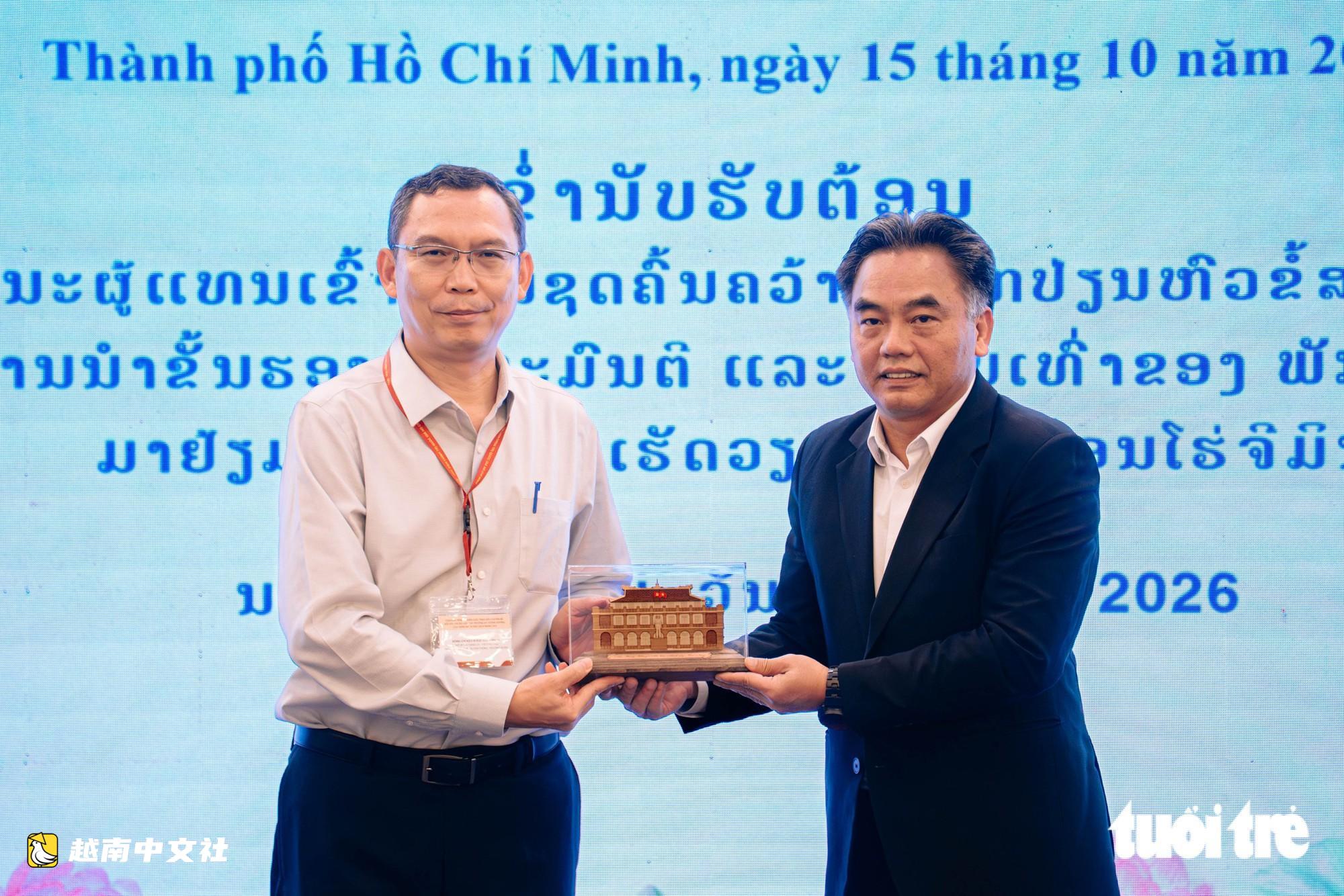 胡志明市與老撾分享黨建與幹部培訓經驗