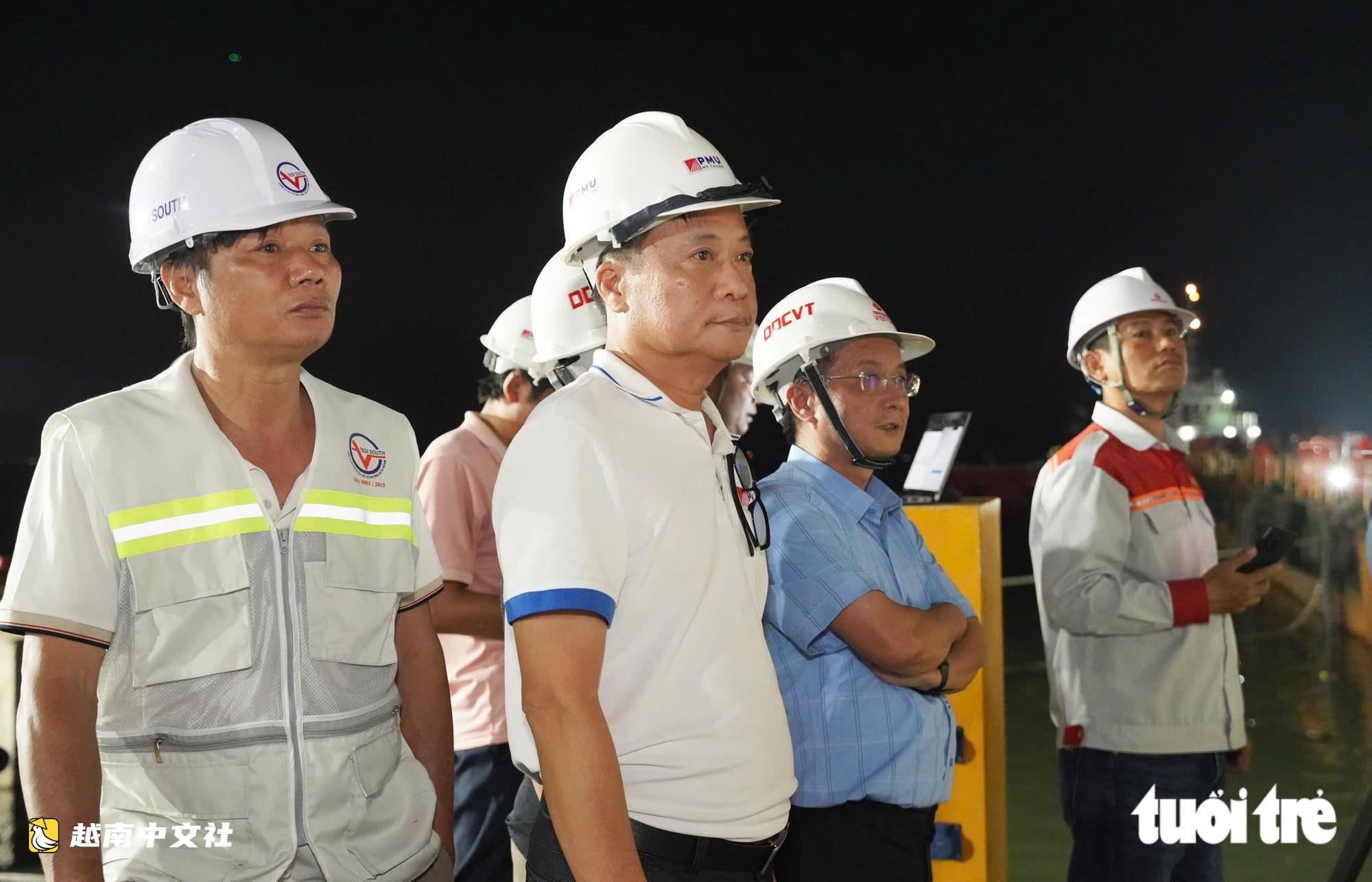 西貢河步行橋主鋼拱重3400噸已登上超級駁船,準備運往胡志明市中心
