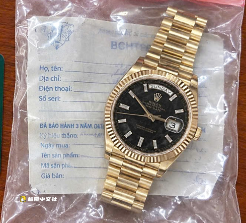 越南一男子偷走朋友價值14億越南盾的勞力士手錶,還與朋友一起查看攝像頭找賊