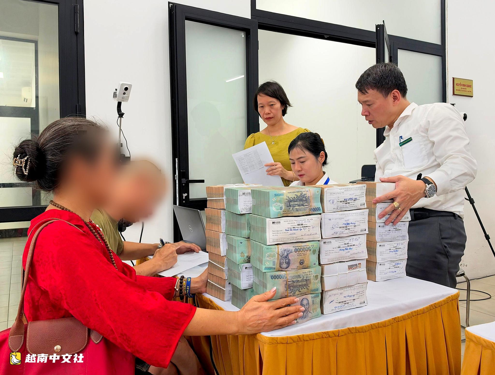 越南河內:有居民戶獲150億越盾補償款用於擴建1號國道,現金堆成高高一摞