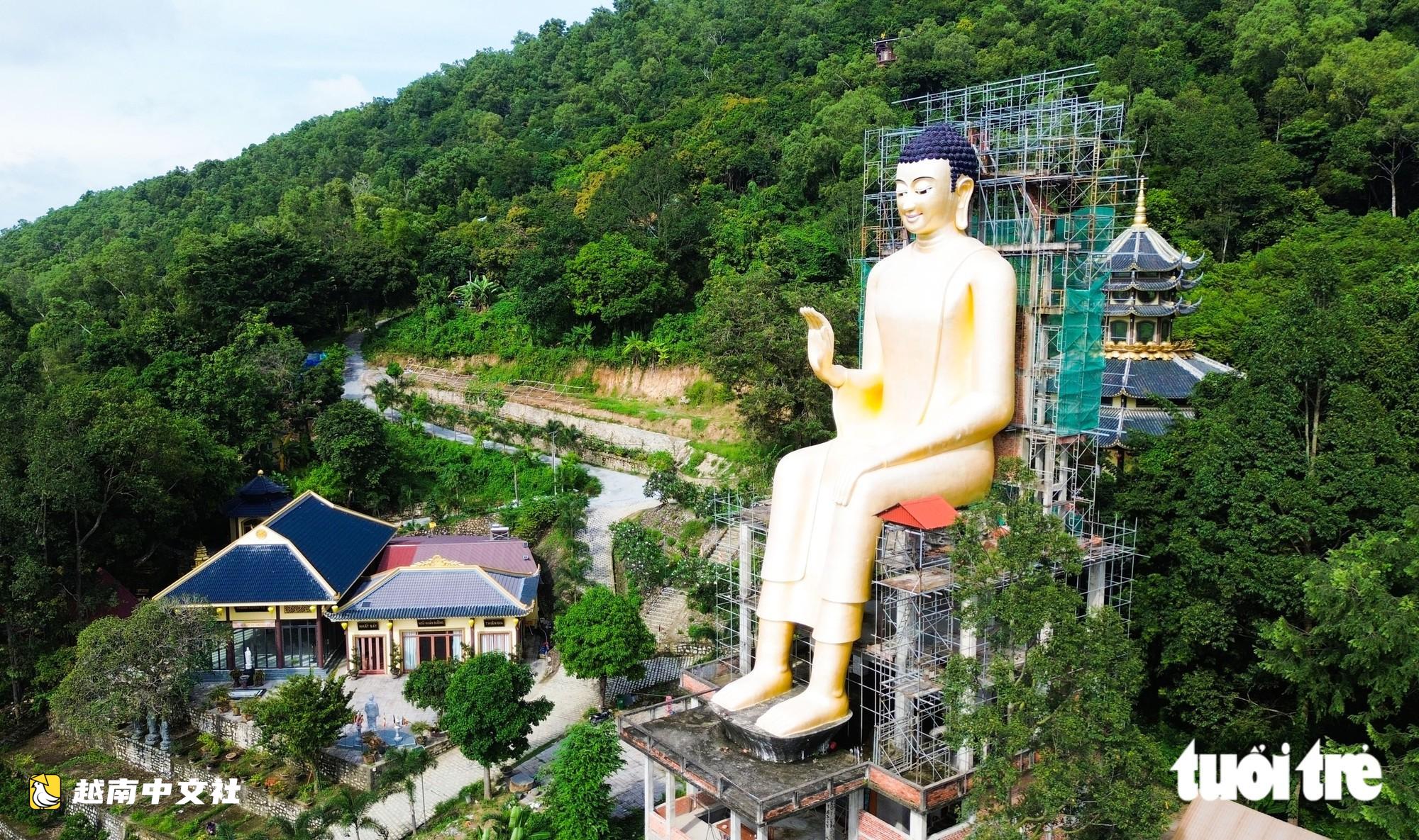 越南安江:遊客在“仙境”悠閒觀賞多尊巨型佛像