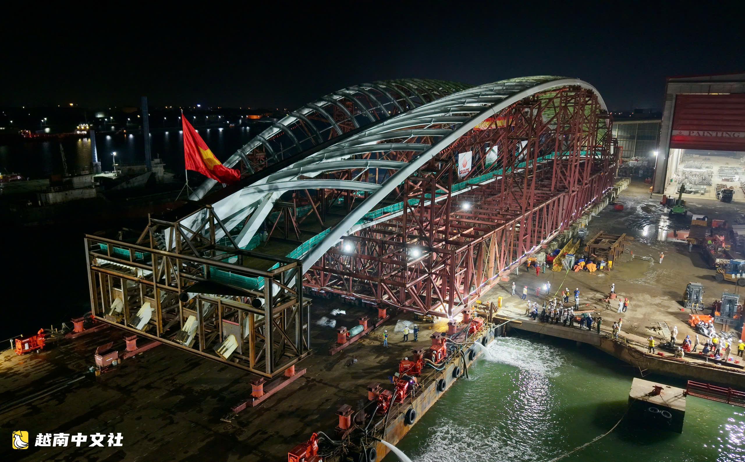 越南西貢河步行橋主鋼拱安全移上超級駁船,運回胡志明市中心