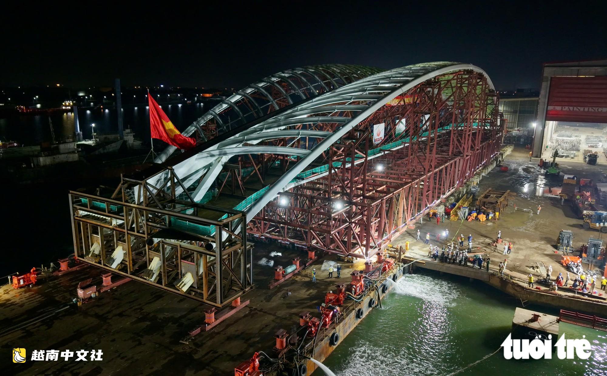 西貢河步行橋主鋼拱重3400噸已登上超級駁船,準備運往胡志明市中心