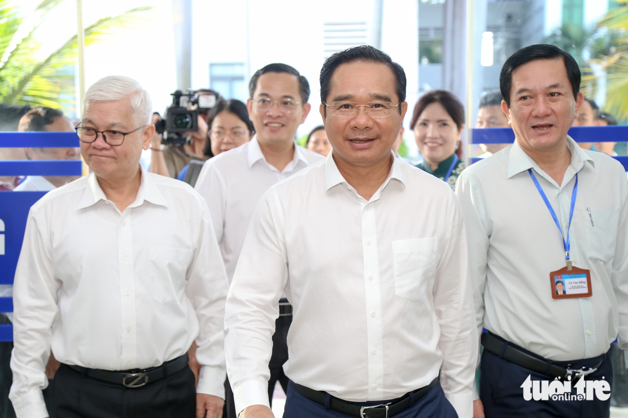 胡志明市人民委员会主席阮文得考察迪安坊首个工作日情况