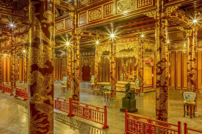 两名展示阮朝王座区域的保安被解雇