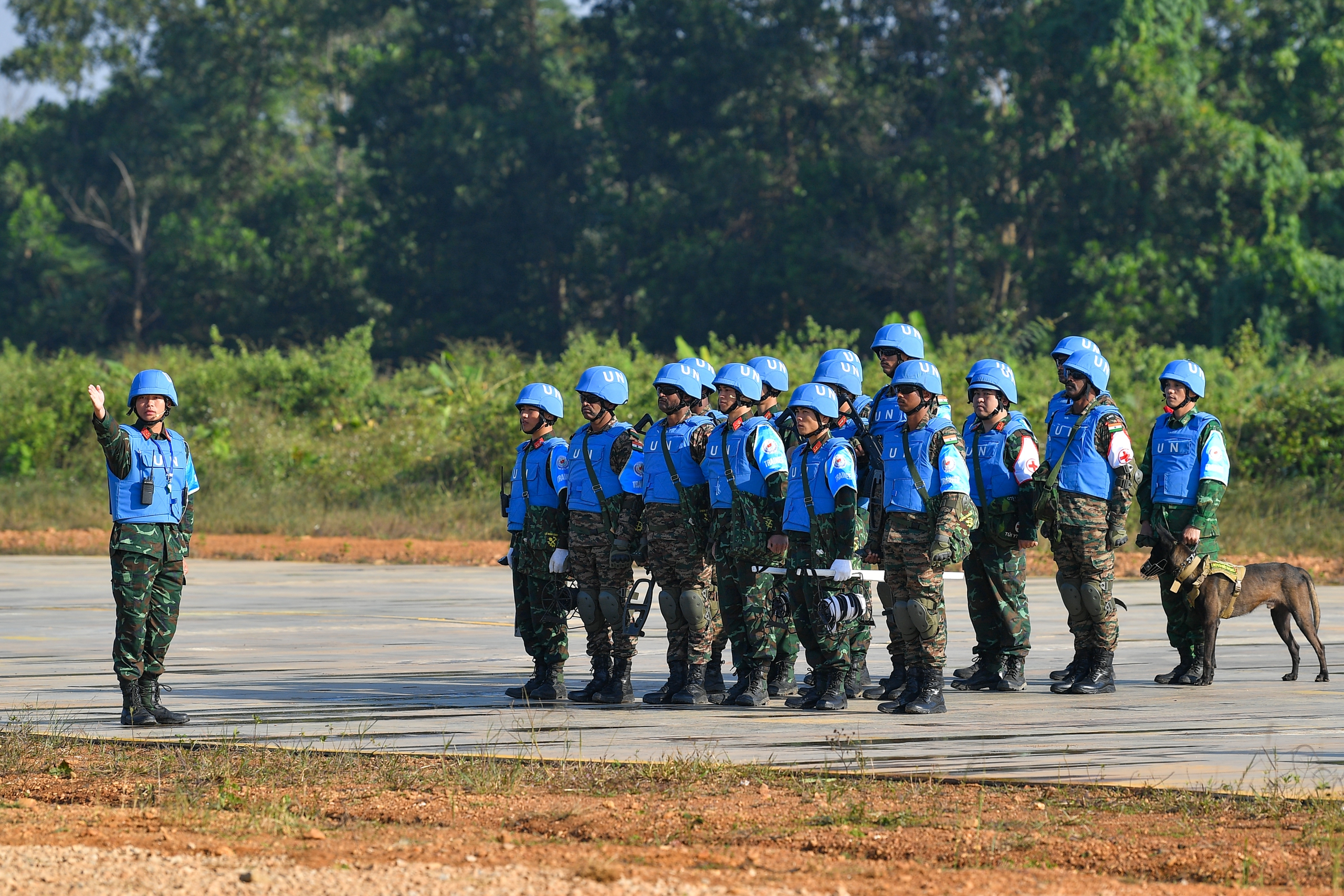 越南与印度进行实地演习，直升机、无人机参与