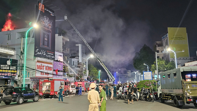 芽庄市中心四层楼房屋发生火灾