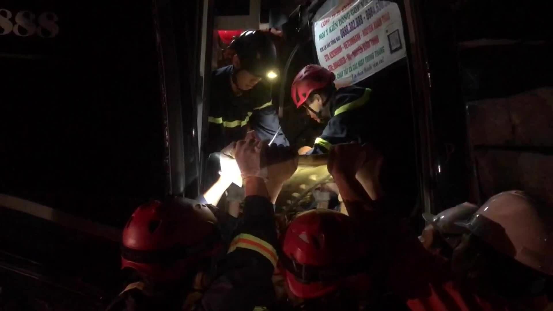 警察救出12名被困在事故客车中的人