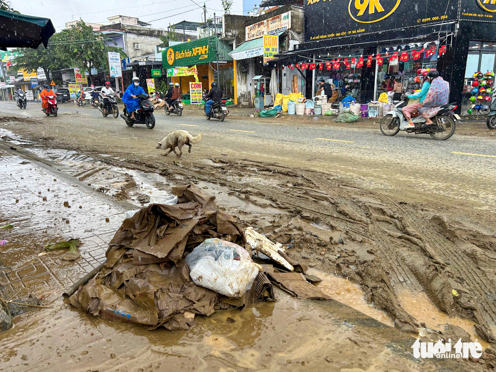 洪水过后两天，岘港小商贩仍在弯腰清淤，因巨大损失而茫然