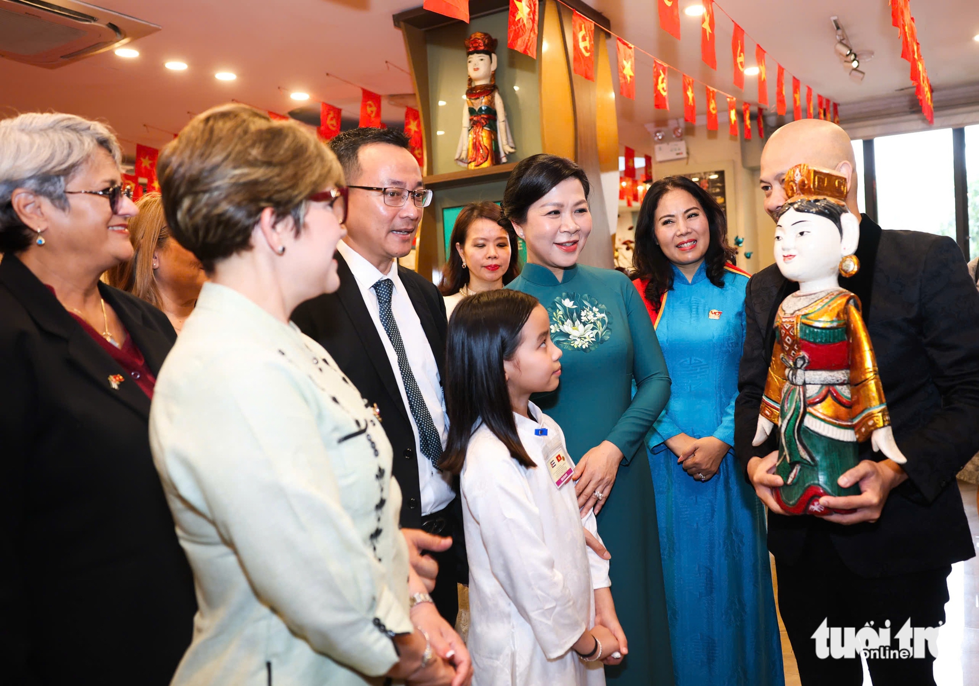 夫人吴芳丽与古巴领导人夫人在河内的感人重逢
