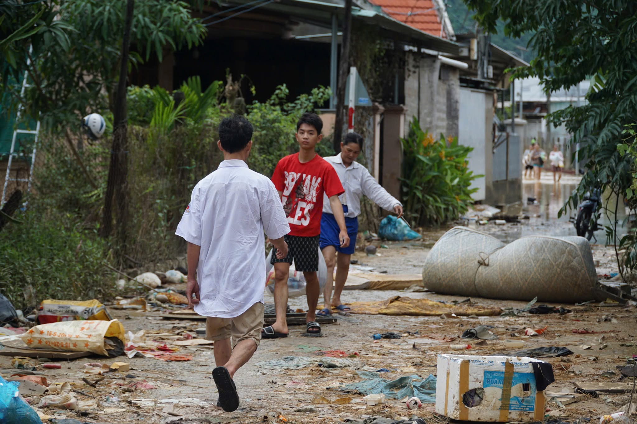 庆和省洪水逐渐退去；国道1号拥堵20公里