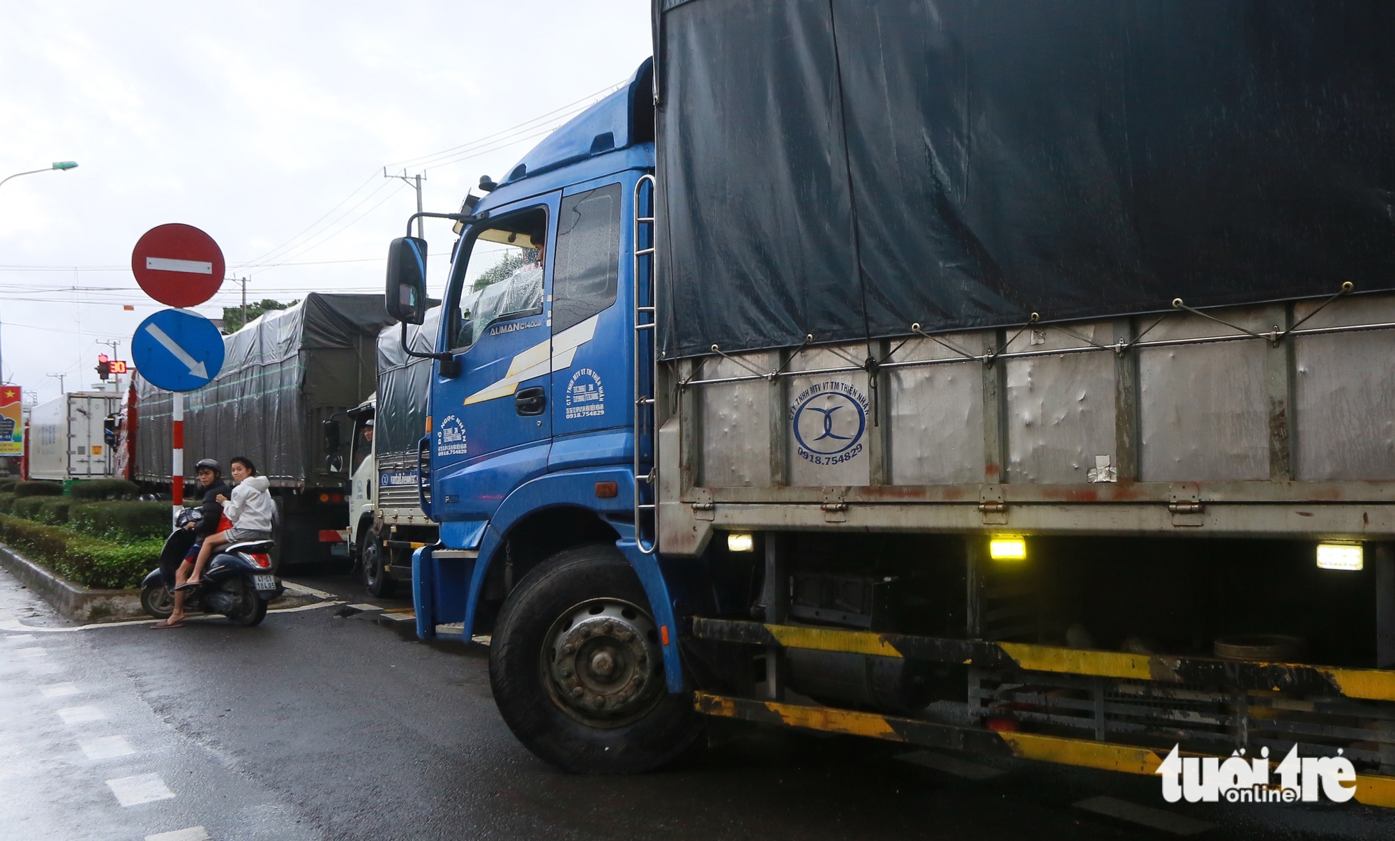 国道1号线上从庆和省前往富安旧方向的30公里交通堵塞开始缓解