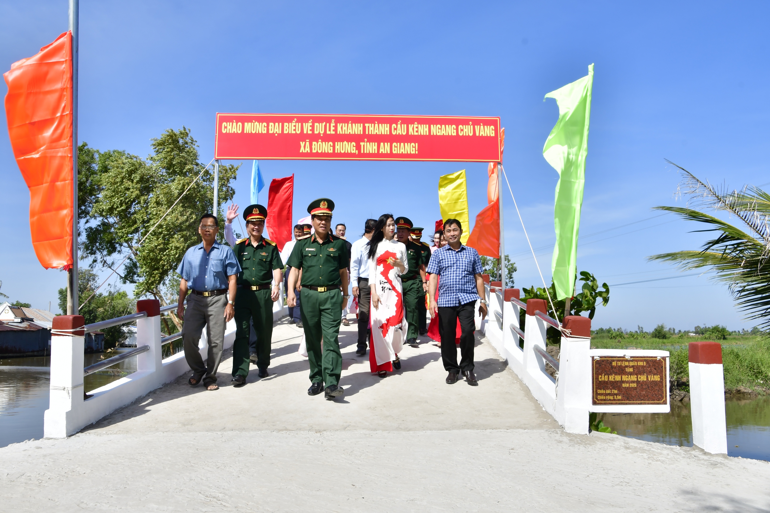 第九军区司令部在安江省为民众修建桥梁并移交房屋，价值超过20亿越南盾
