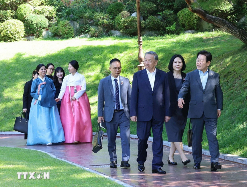 总书记苏林和夫人参加茶会，欣赏传统艺术