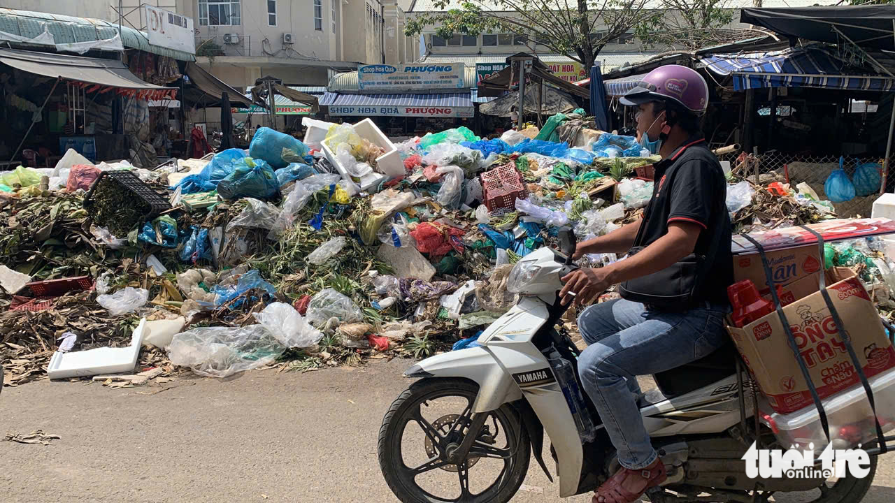 岘港多个居民区在洪水后垃圾堆积