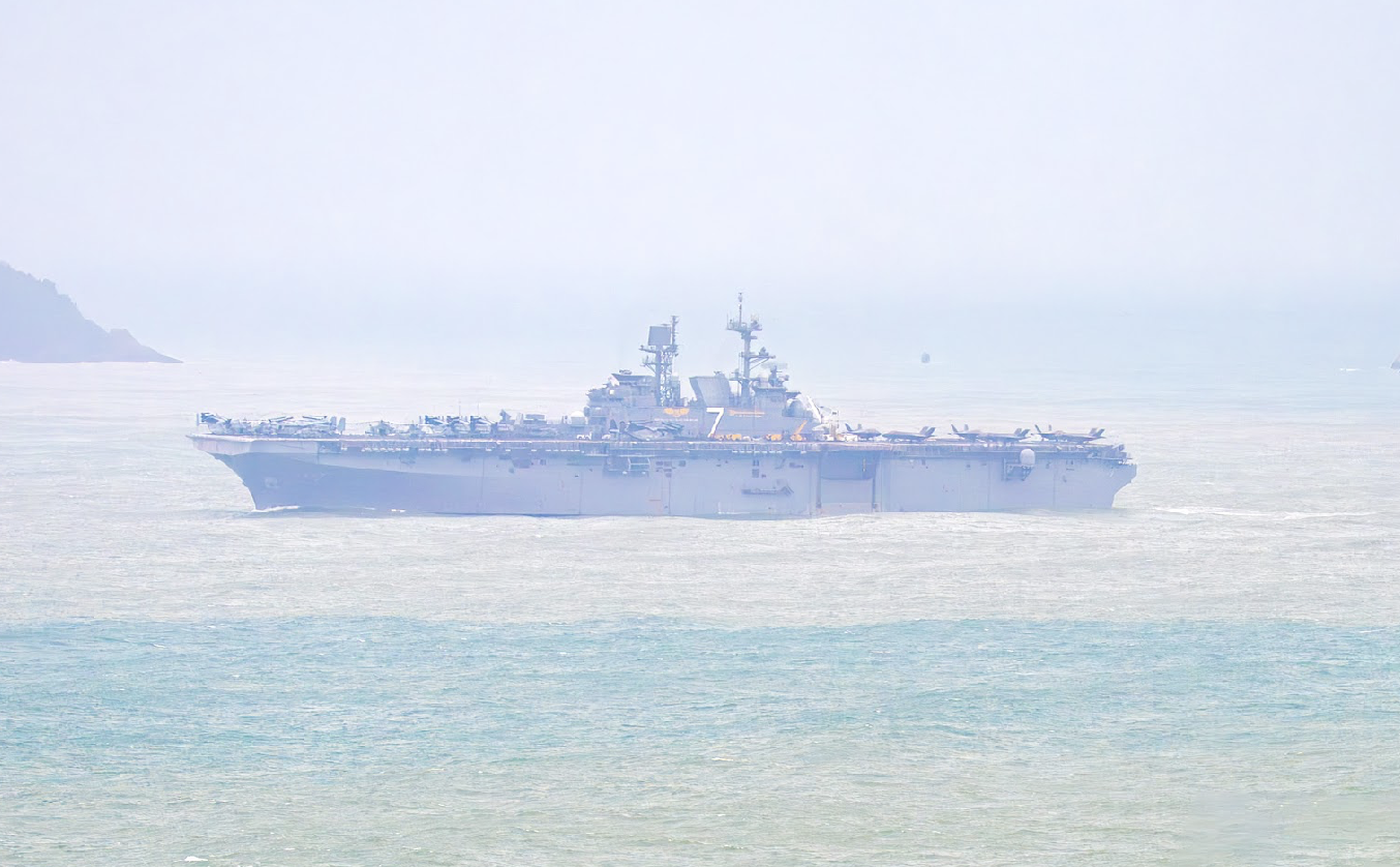 美国搭载F-35B战斗机的登陆舰访问岘港