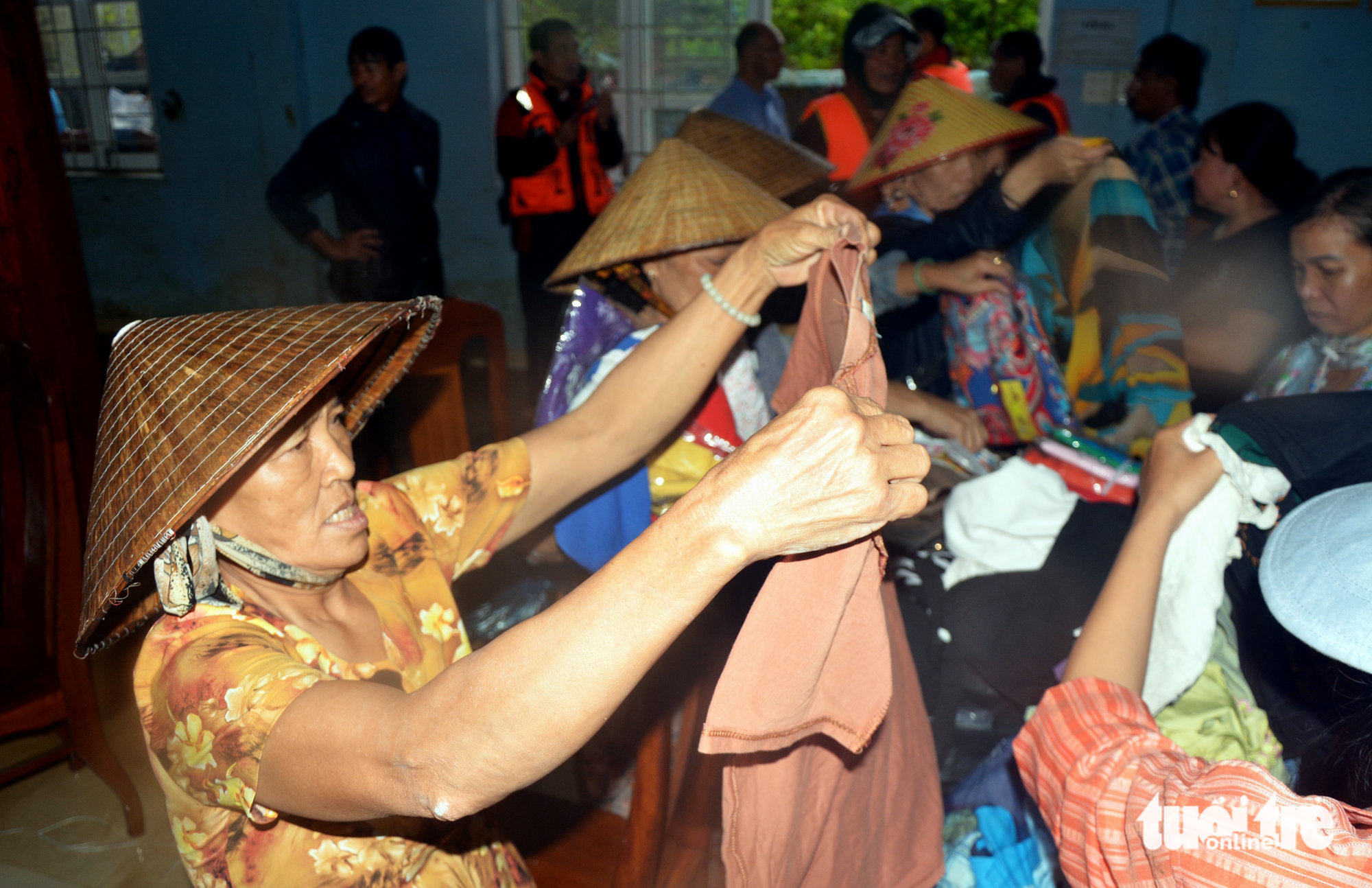 进入被洪水孤立的'绿洲'福江村