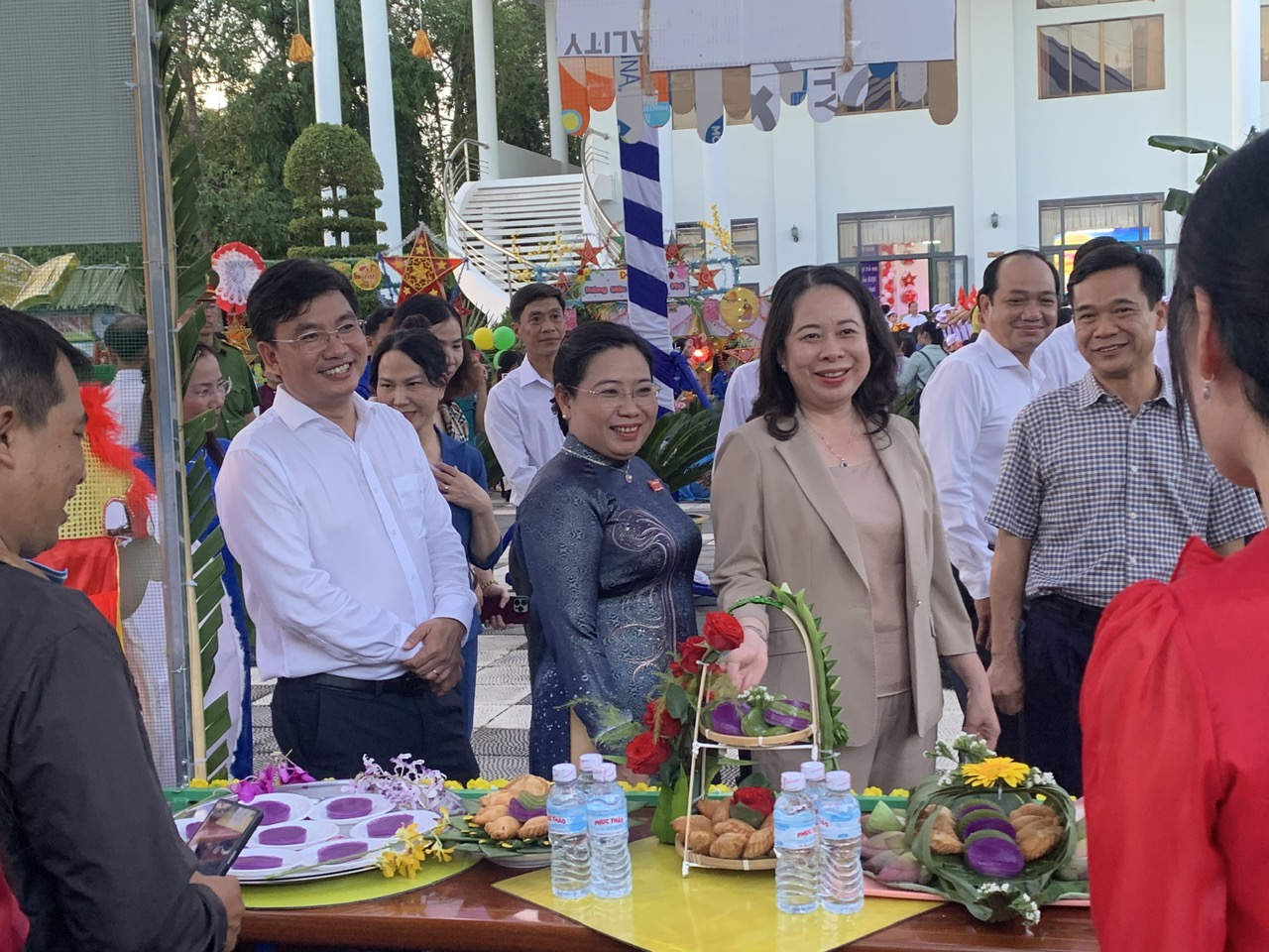 国家副主席在芹苴市探望并赠送中秋礼物