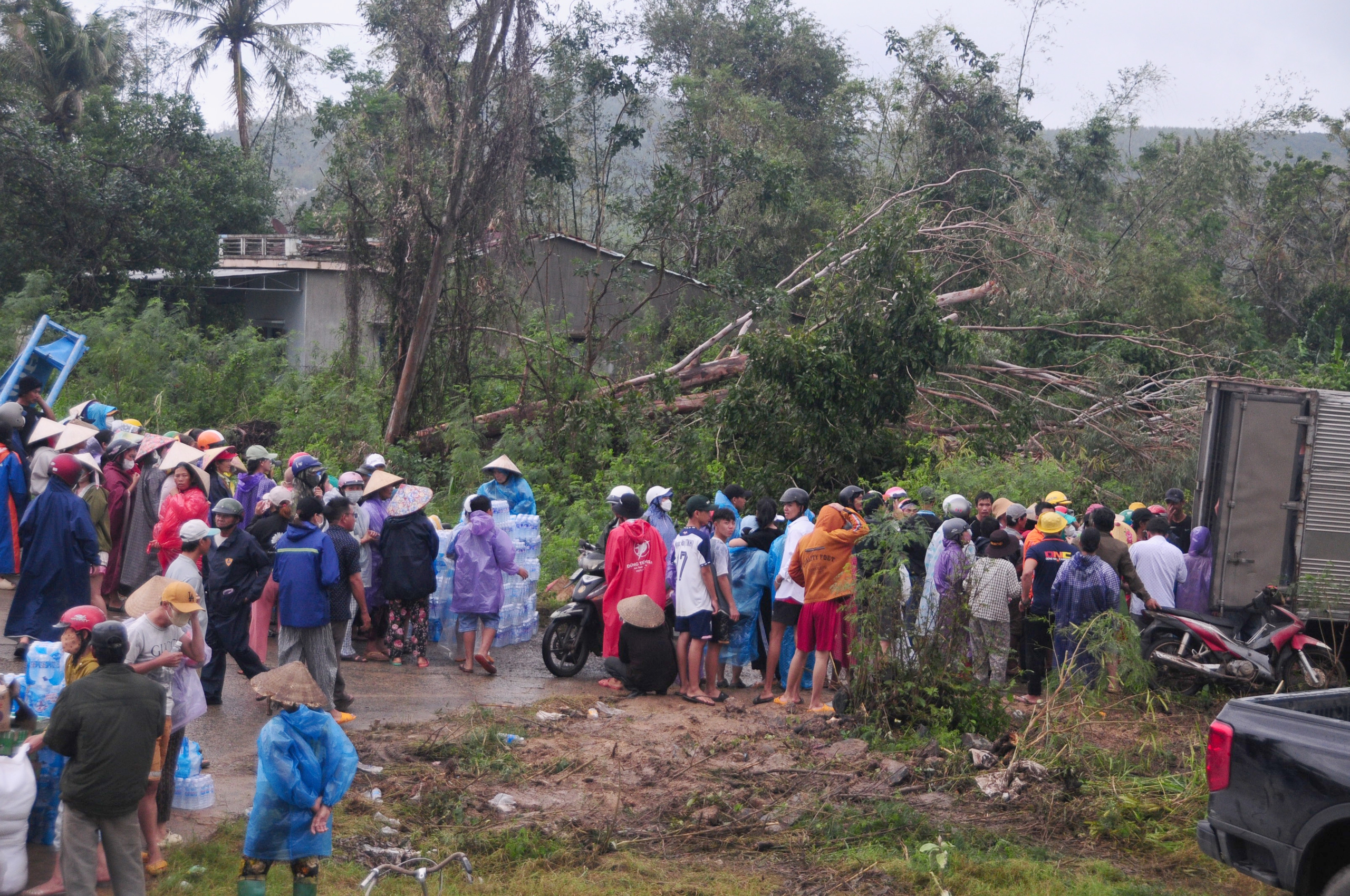 基罗河沿岸居民排长队领取救援物资
