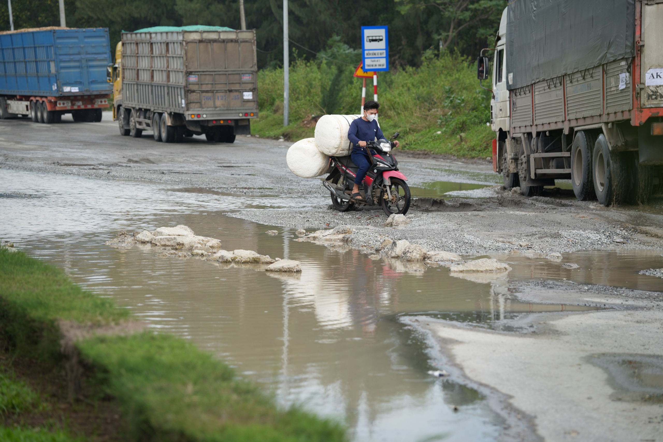 Dung Quất主干道破烂不堪，边开车边祈祷