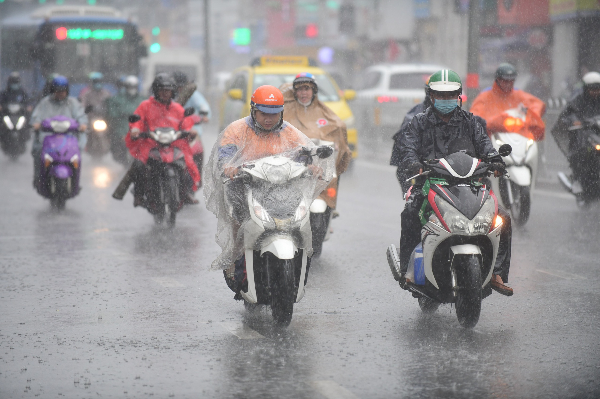 今天9月27日天气：布洛伊台风在南海‘滑行’，内陆大雨