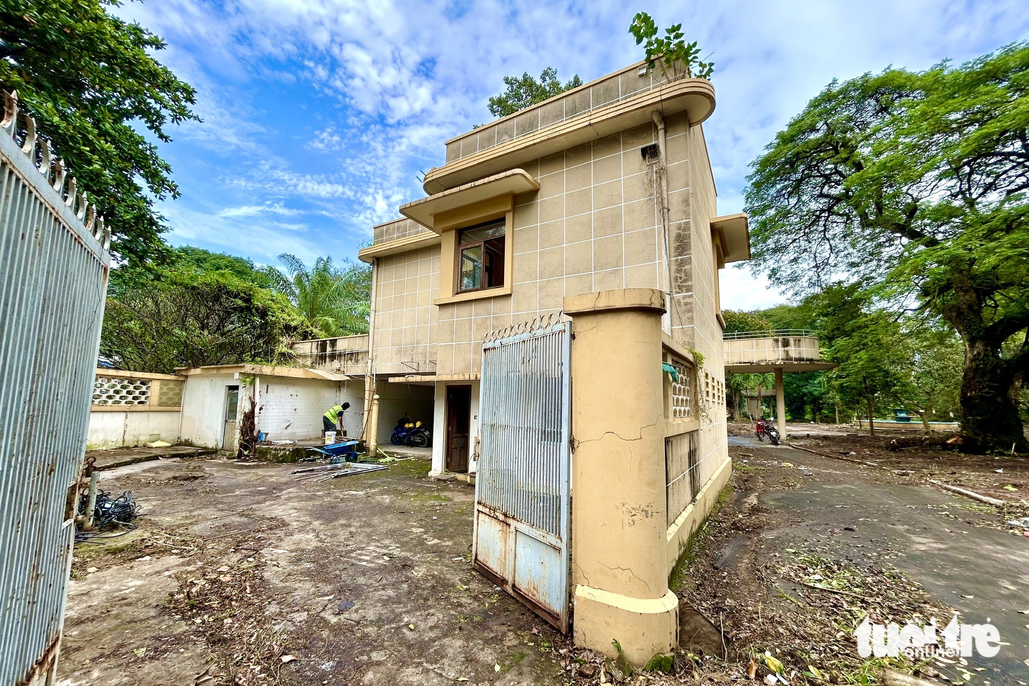 正在清理李太祖1号地块，建设象征团结战胜COVID-19的工程