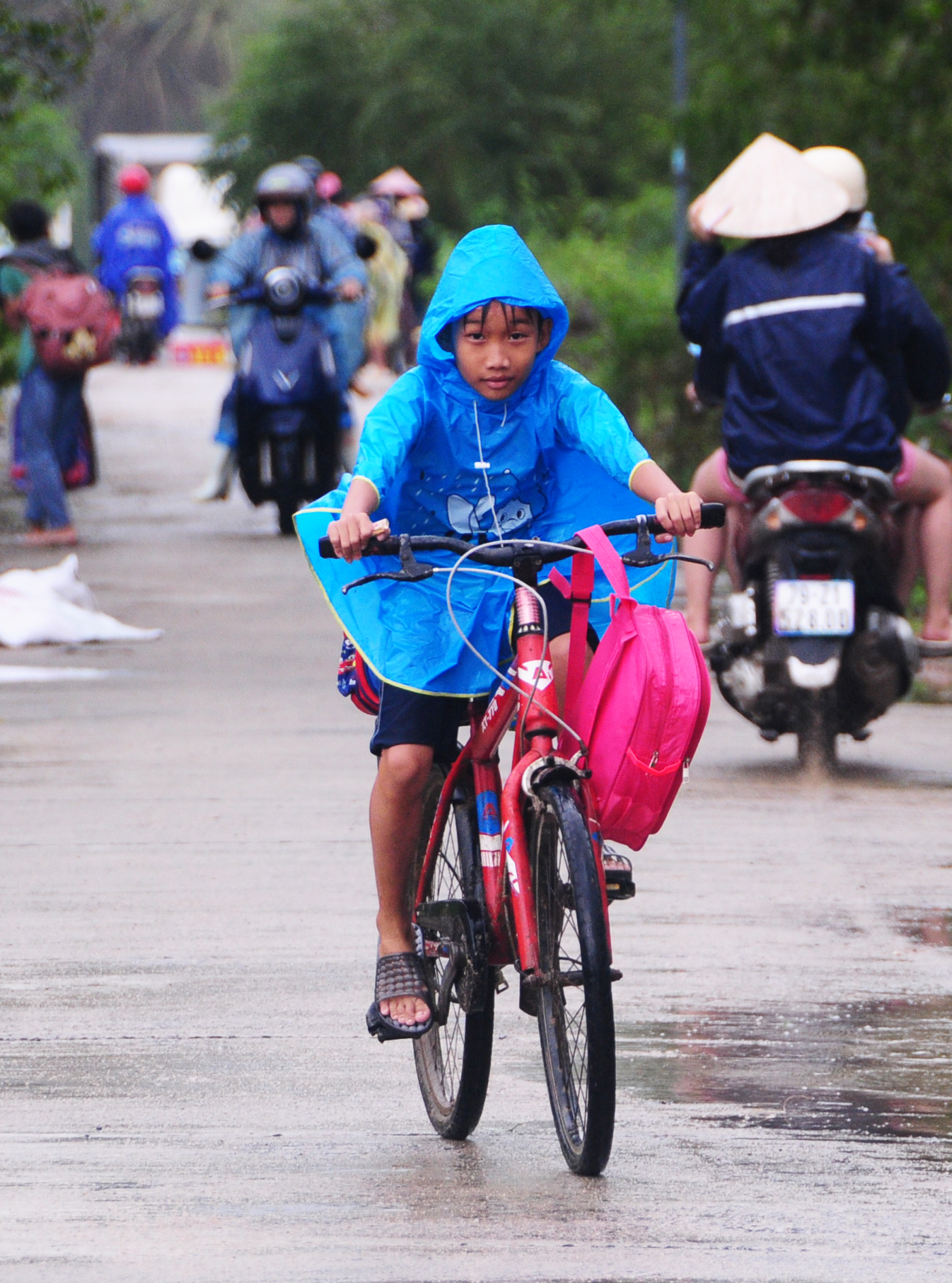 基罗河沿岸居民排长队领取救援物资