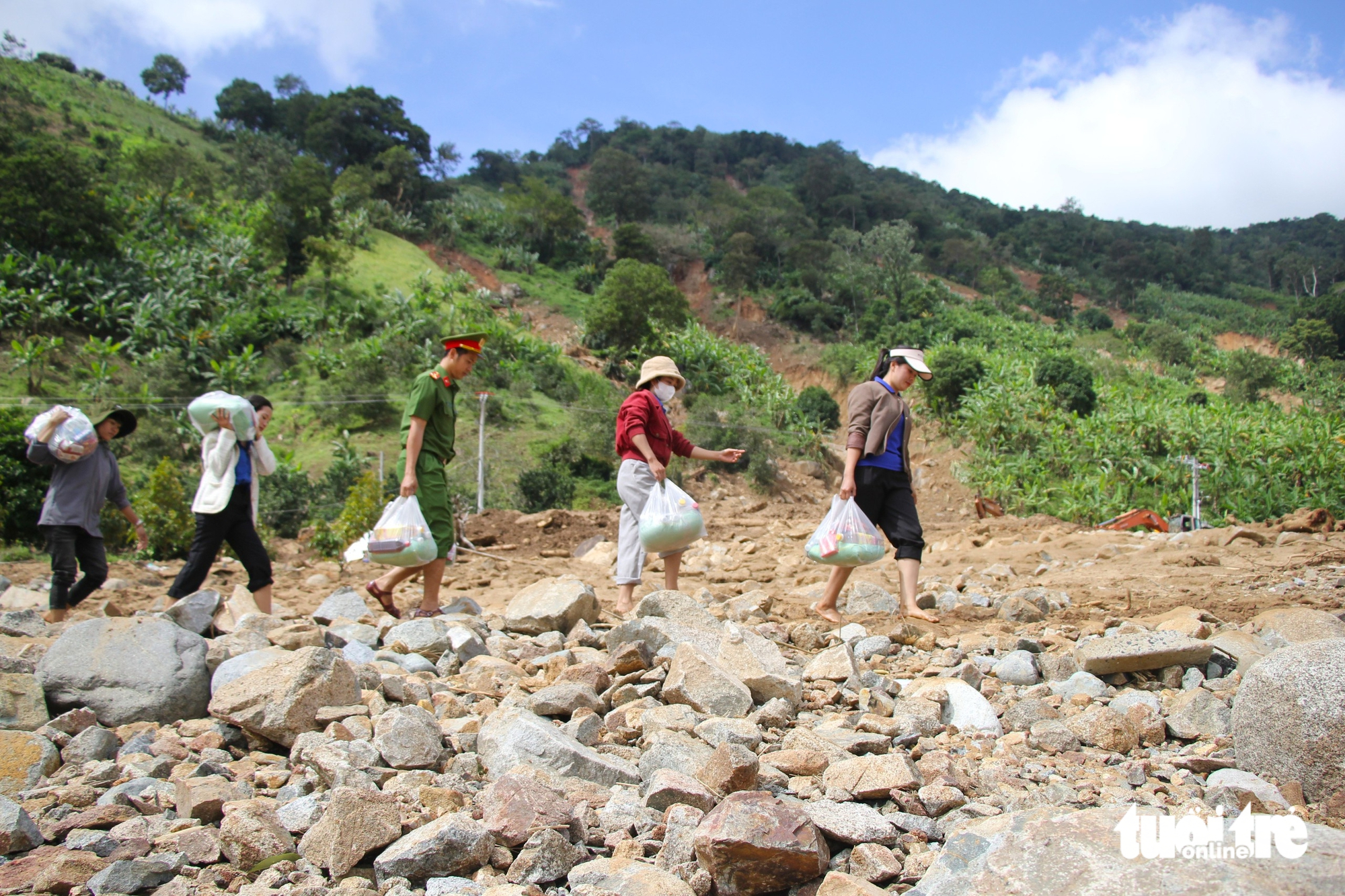 庆和省一村庄因山体滑坡被隔离多日，需徒步背运食品补给