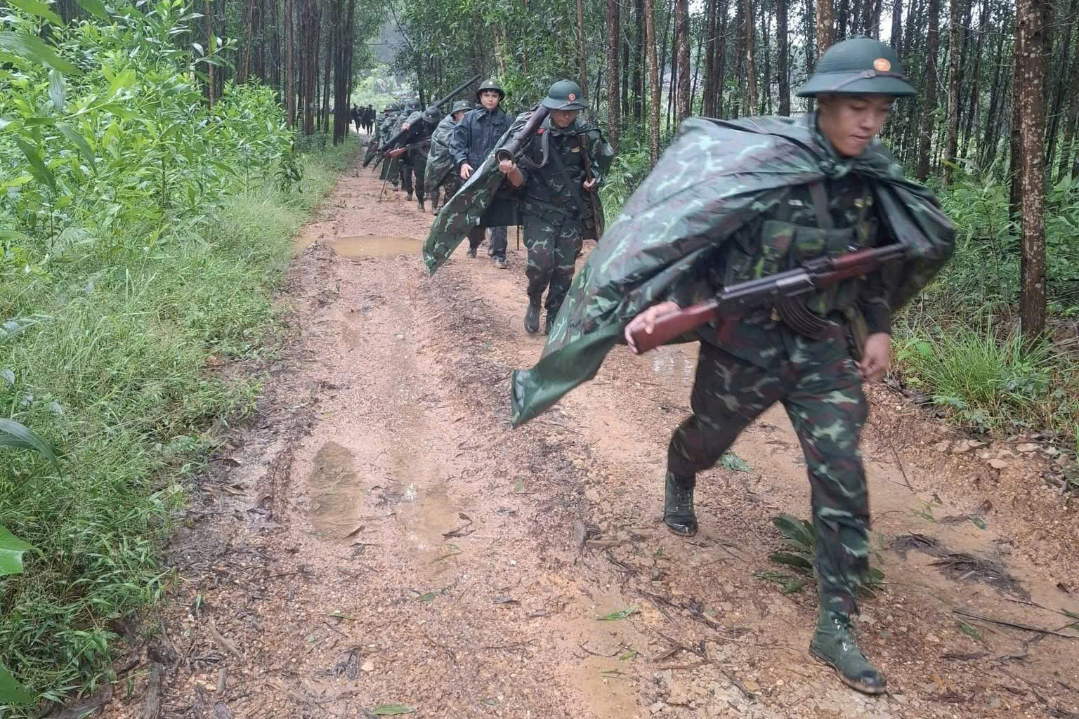 观看部队行军，演练打击敌军空降