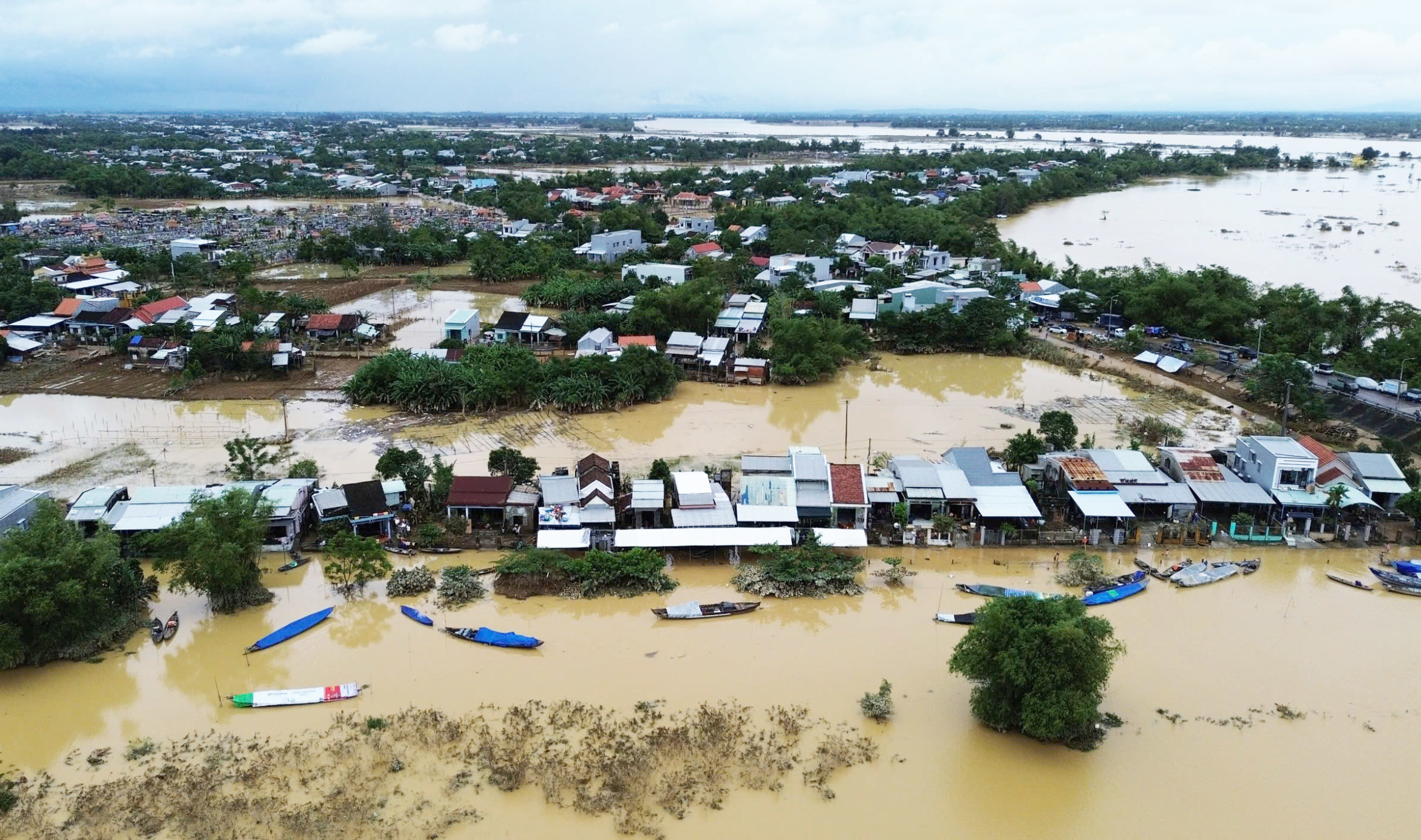 在洪水和山体滑坡后重新站起来,戈诺伊的居民并不孤单
