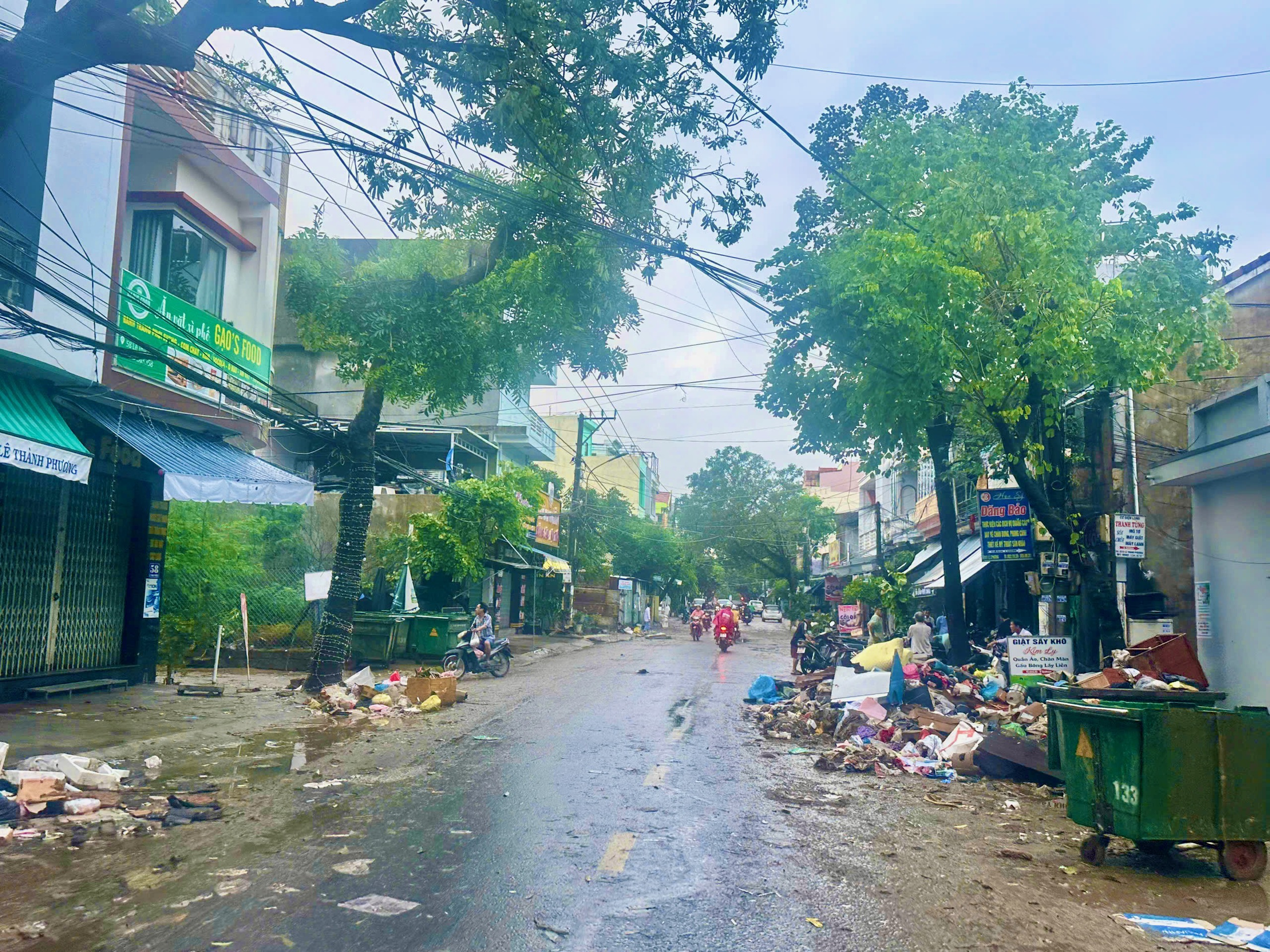 工人在绥和市区努力清理洪水后的15000吨垃圾