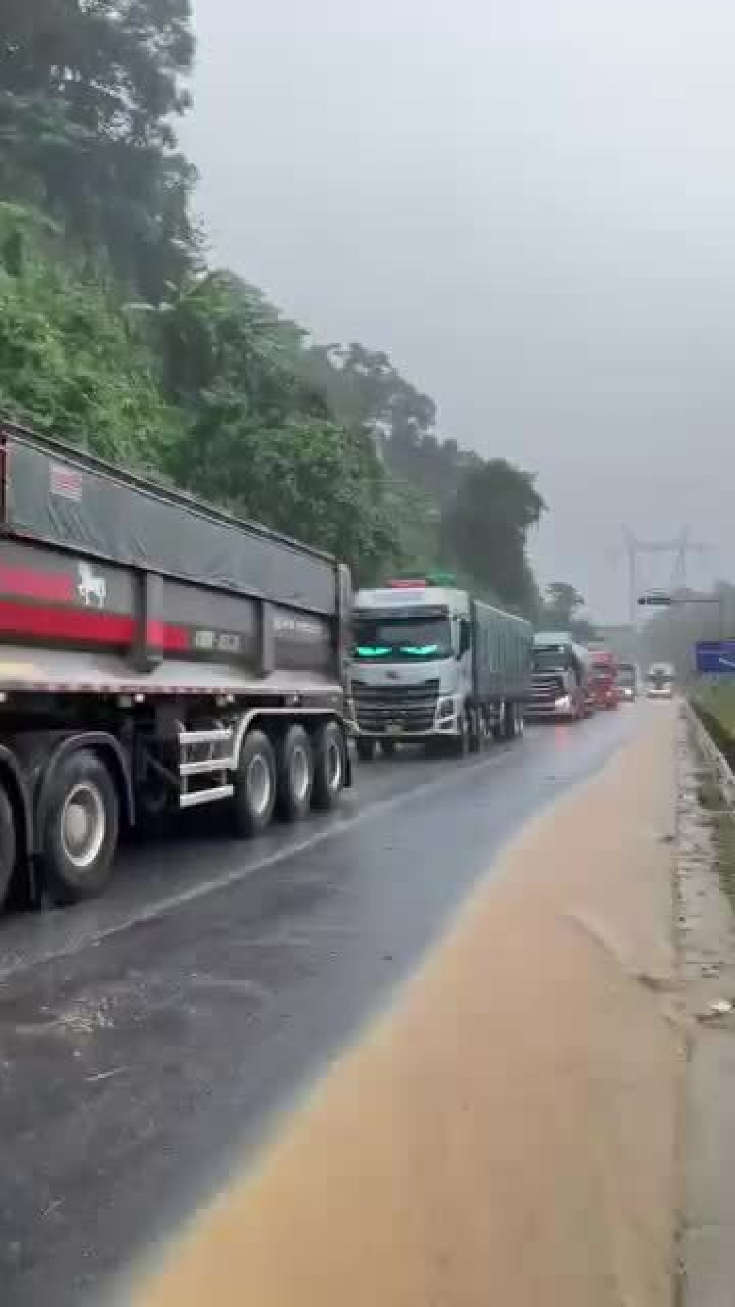 弹簧山口滑坡,交通瘫痪