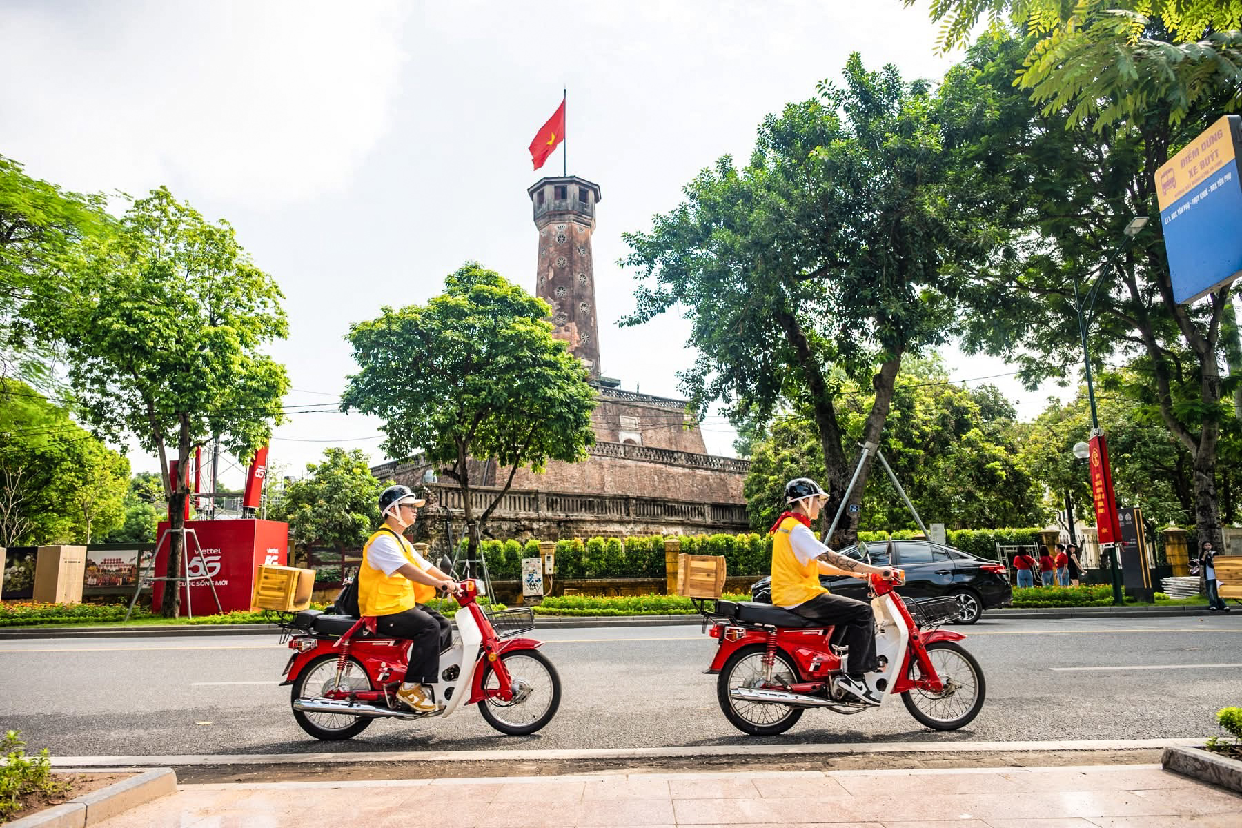 独特之旅：独立日探索河内，乘坐传奇红色Cub摩托车