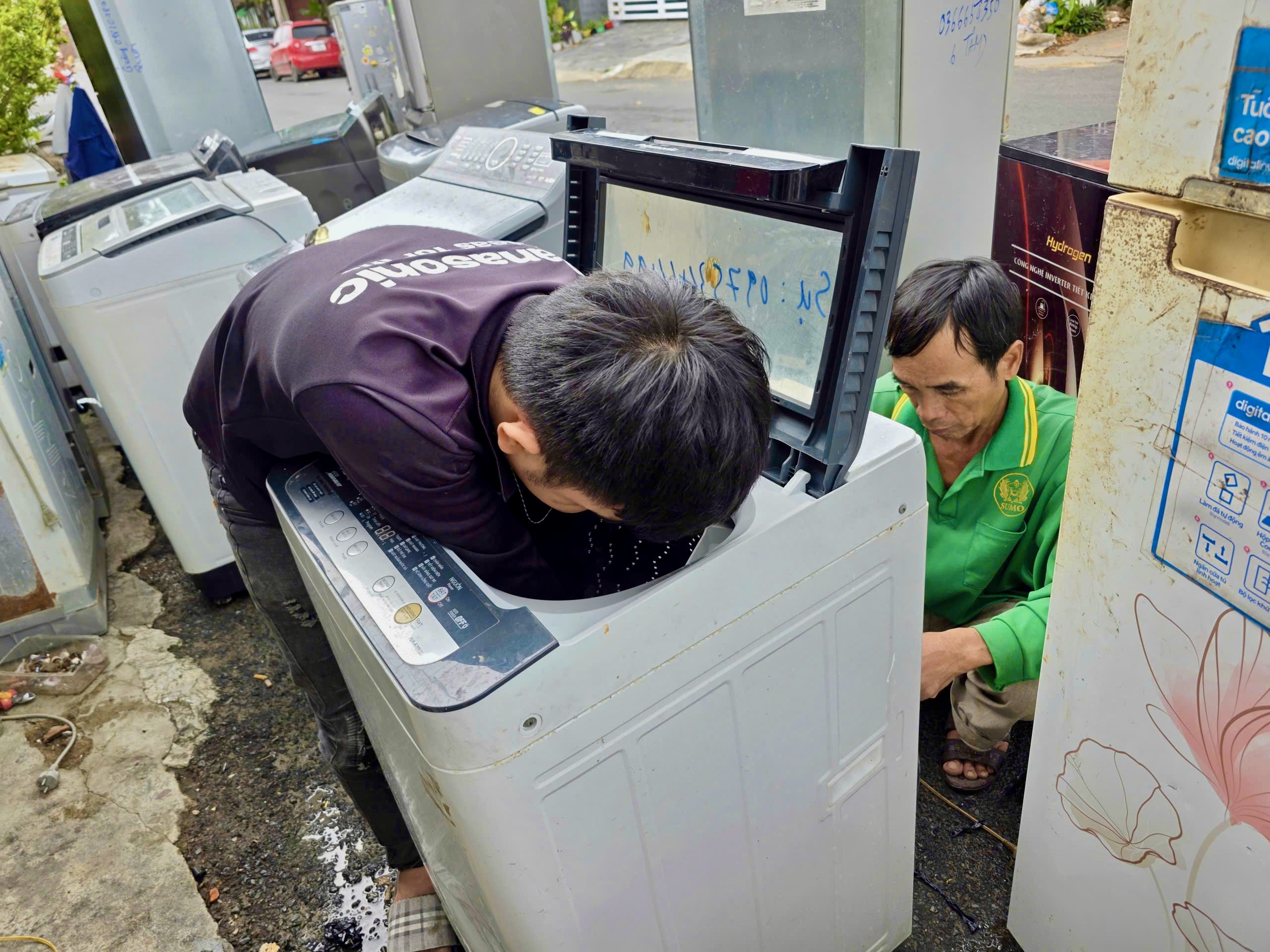 从胡志明市前往富安省的修车队帮助洪水地区居民，为志愿团队提供'零元'民宿