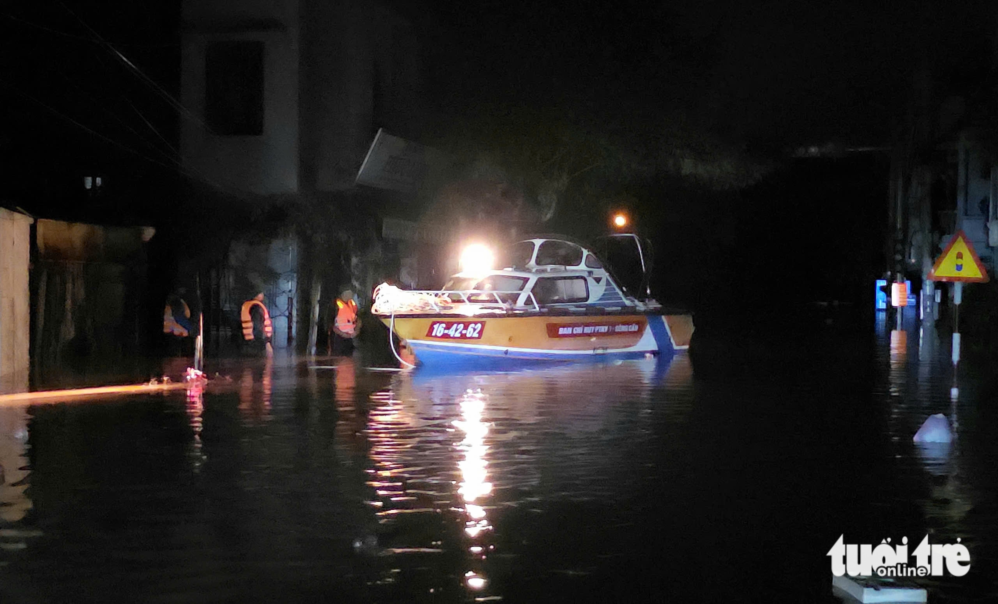 刚过去的台风，洪水淹没屋顶，民众措手不及