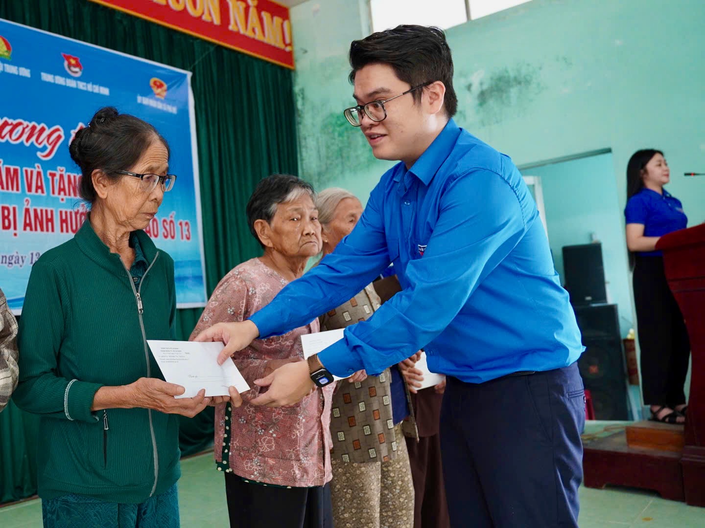 中央青年团慰问并赠送礼物给受洪水影响的达乐省居民
