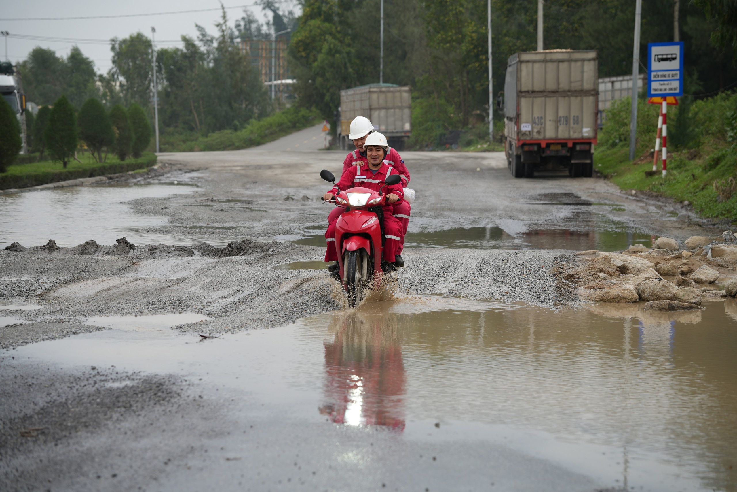 Dung Quất主干道破烂不堪，边开车边祈祷