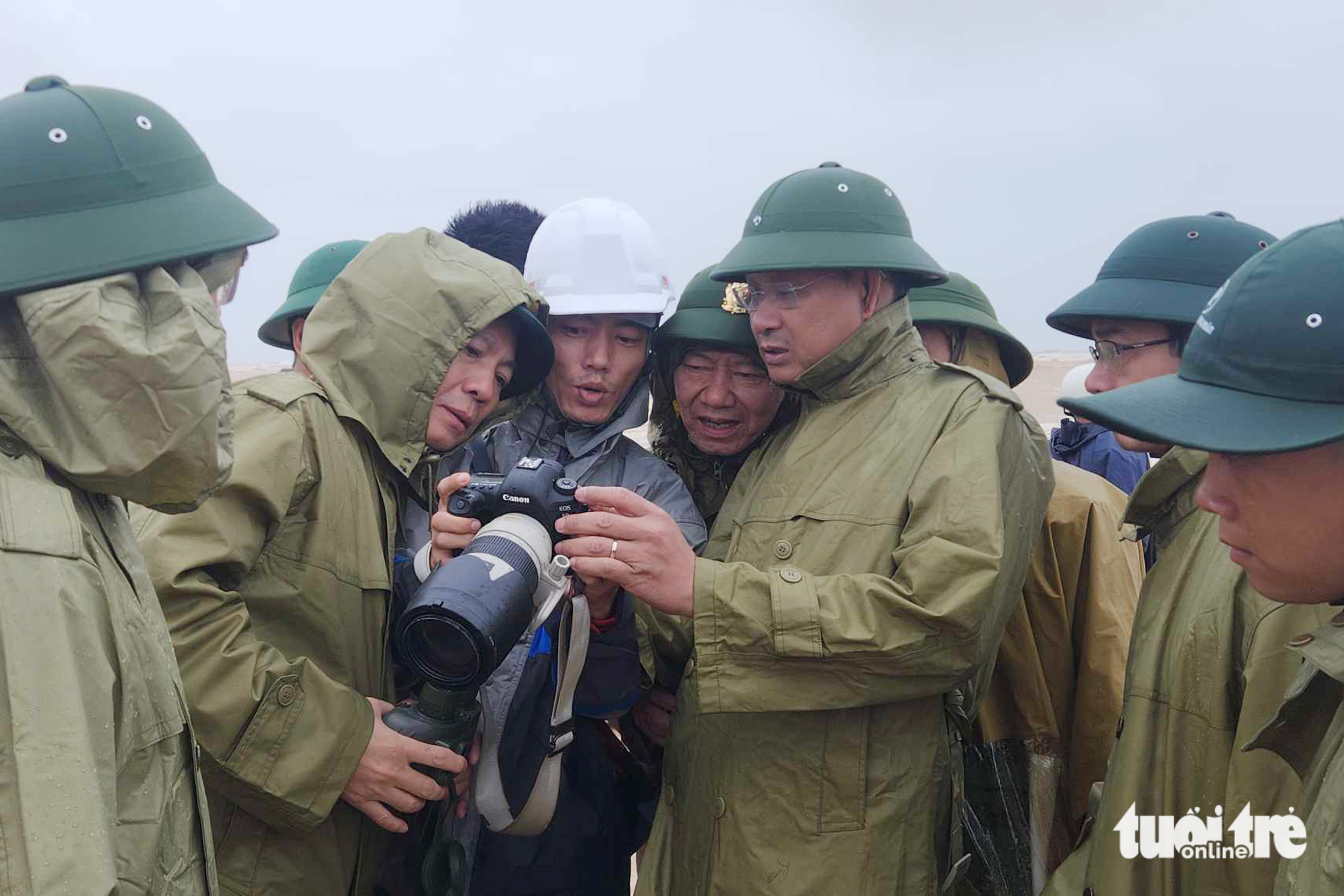《青年报》记者讲述在越门口海域浮标上拍摄渔民瞬间