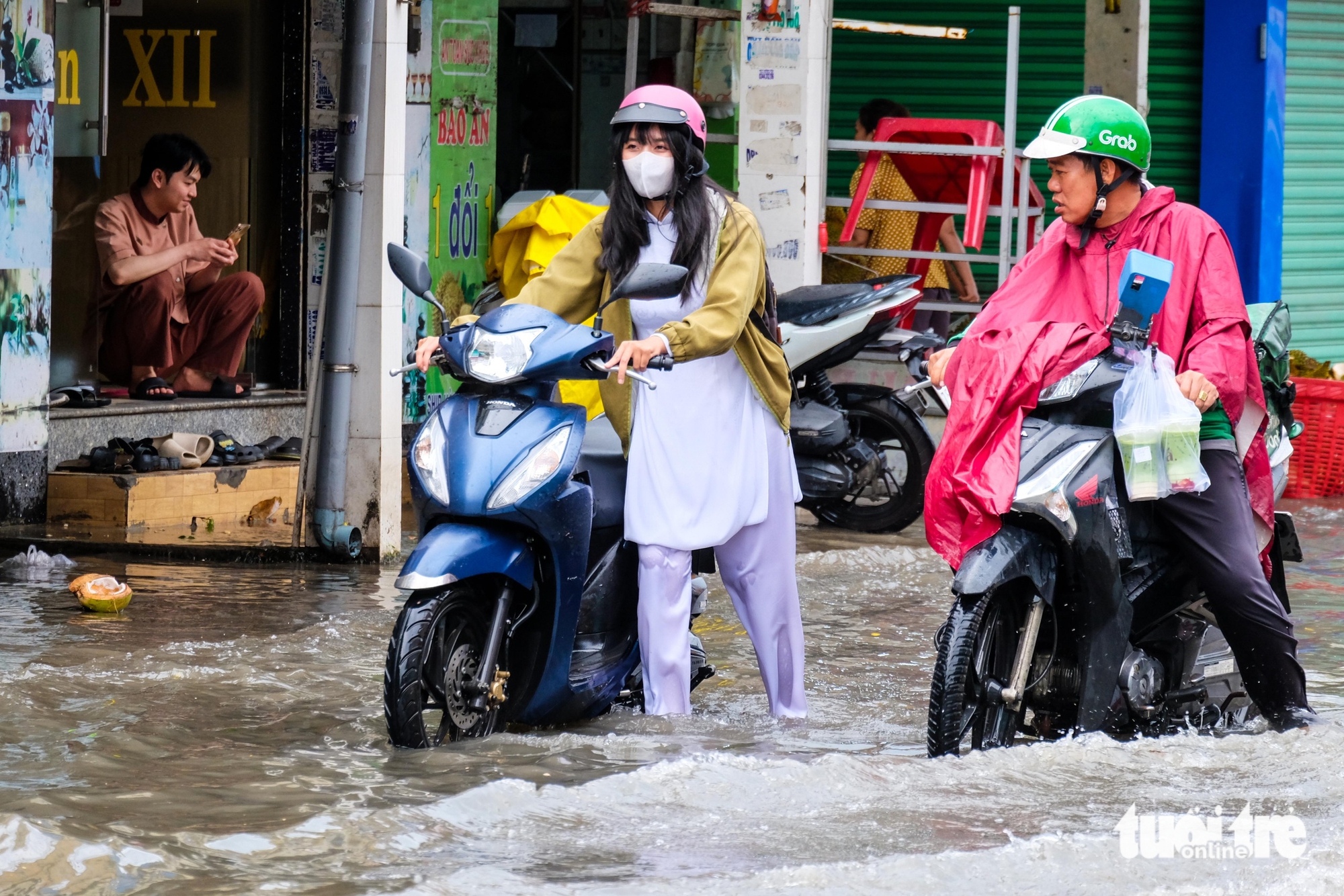 大雨导致胡志明市严重内涝，多辆汽车熄火