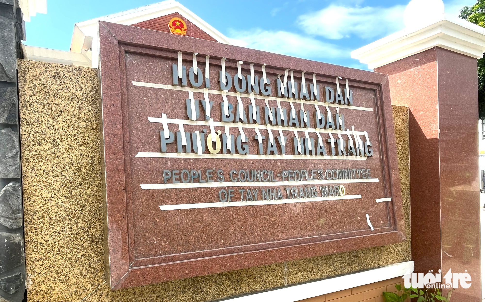 芽庄的新区开始安装新办公地点的标牌